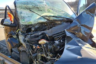 Der stark beschädigte VW T6.