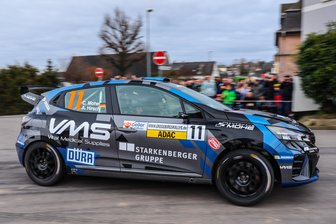 59. Rallye Erzgebirge: Reifenschaden bremst Jubilar im Heimspiel nur bedingt aus - Carsten Mohe aus Crottendorf und sein Beifahrer Alexander Hirsch aus Tannenberg fuhren im neuen Sportgerät, einem Renault Clio Rally3, am Wochenende bei der 59. ADAC-Rallye Erzgebirge auf Gesamtrang 9. Ein guter Auftakt, wie der Routinier hinterm Steuer befand.