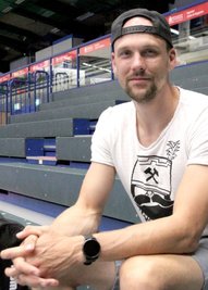 Kevin Roch gehört zu den Urgesteinen des Auer Handballs. Als Kapitän führt der Linksaußen die Mannschaft auch nach dem Abstieg aus der 2. Bundesliga an. Der 32-Jährige, der mit seiner kleinen Familie in Beierfeld lebt, wünscht sich nichts mehr als den sofortigen Wiederaufstieg. 