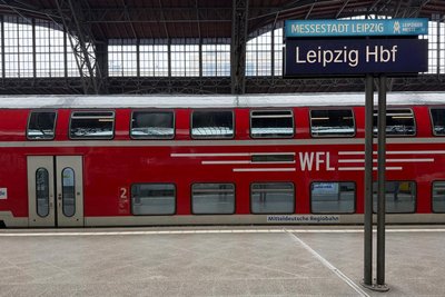 Aktuell fahren die Züge wie gewohnt. Doch hinter den Kulissen wächst der Druck. Auf dem Foto ist ein Doppelkstockzug in Leipzig zu sehen.
