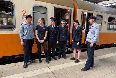 Das junge Team von Gleisglück bespricht sich noch kurz vor der Abfahrt des Sonderzuges im Chemnitzer Hauptbahnhof.