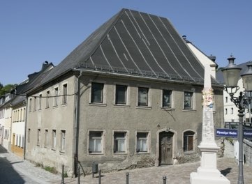 
              <p class="artikelinhalt">Hinter der neuen Postdistanzsäule an der Chemnitzer Gasse bröckelt der Putz. </p>
            