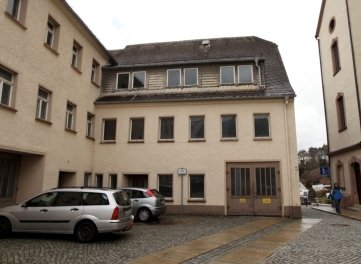 
              <p class="artikelinhalt">Gleich neben der St. Martinskirche steht seit 2004 dieses markante Eckgebäude leer.</p>
            