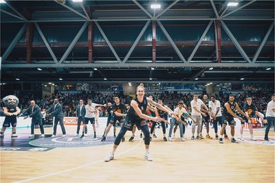Auch beim Feiern ganz vorn: Kapitän Malte Ziegenhagen bejubelt mit Mannschaft und Fans den 88:82-Erfolg am Mittwochabend gegen Würzburg und den Einzug in die Playoffs.  