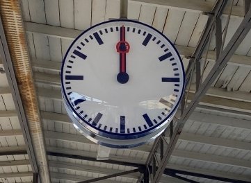 Die eine Seite der Bahnhofsuhr in Freiberg ist defekt. 
