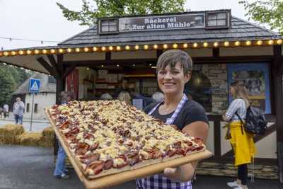 Nora Bräuer von der ortsansässigen Bäckerei verwöhnte die Gäste unter anderem mit frisch gebackenem Pflaumenkuchen.