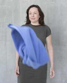 Franciska Zólyom, Direktorin der Galerie für Zeitgenössische Kunst in Leipzig, in künstlerischer Aufnahme mit fliegendem Tuch. Könnte bedeuten: Alles ist im Fluss.