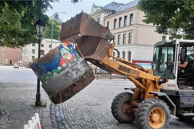 Das Ende der letzten Litfaßsäule von Schwarzenberg: Ein Bagger half beim Abriss der schweren Betonringe.