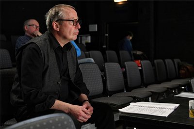 Andreas Pannach führte auch beim Kammerspiel „Zeit im Dunkeln“ am Mittelsächsischen Theater in Freiberg Regie, dieses Bild entstand im Frühjahr 2023 bei einer Probe.