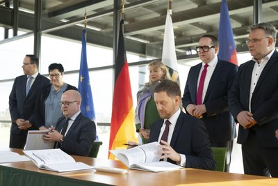Setzten die ersten Unterschriften unter den neuen Koalitionsvertrag in Sachsen: die Parteichefs Henning Homann (SPD/links) und Michael Kretschmer (CD/rechts).