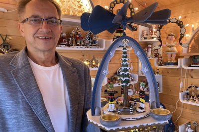 Auch Pyramiden hat Saxonpark im Angebot. Hendrik Walther hilft seiner Frau beim Versenden der Weihnachtsfiguren in aller Herren Länder.