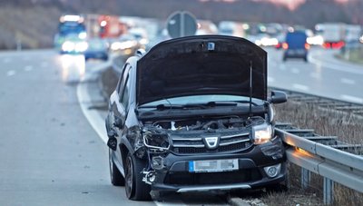 Eines der in den Unfall verwickelten Fahrzeuge. Der Fahrer wurde bei dem Unfall verletzt.