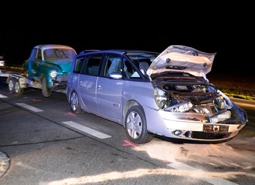 Ein Jeep ist auf der S 200 Abzweig Ottdendorf mit einem Renault mit Transportanhänger zusammengestoßen.