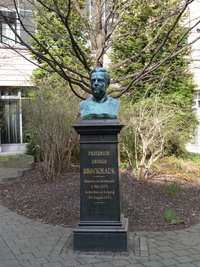 Am ehemaligen Sitz seines Verlages in Leipzig erinnert bis heute eine Bronzebüste an den Verleger und Wissenssammler und -vermittler Friedrich Arnold Brockhaus.