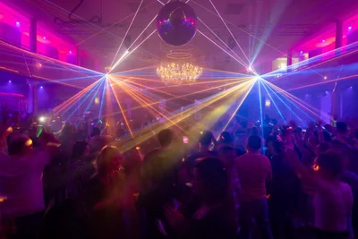 Mit Laserlicht und Discokugel: Fast jeder Freiberger verbindet eine persönliche Erinnerung mit dem Tivoli Freiberg.