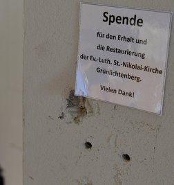 Hier war der Opferstock an der Wand mit vier großen Schrauben und befestigt. 