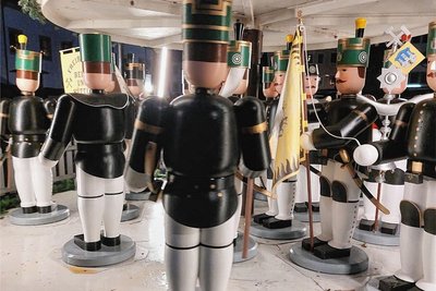Unbekannte haben die Pyramide auf dem Obermarkt in Freiberg in der Nacht zu Heiligabend beschädigt. 