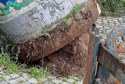 Überraschungen blieben beim Abriss aus: Die Litfaßsäule war zum Teil mit Bauschutt, Ziegeln und Erde gefüllt.