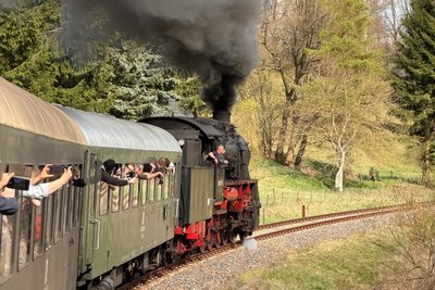 Viele Reisende erlebten die besondere Atmosphäre an den geöffneten Zugfenstern, bei schönstem Frühlingswetter – hier in der Ortslage Markersbach.