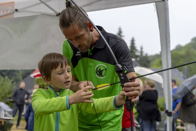 René Jaensch vom Schützenverein assistiert dem siebenjährigen Samuel aus dem hessischen Bad Camberg beim Bogenschießen.
