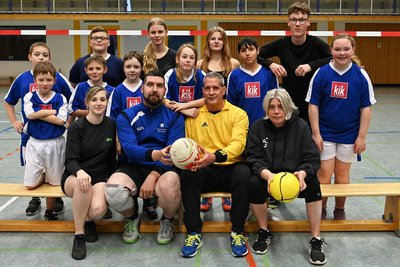 Bald gemeinsam in einem Verein: Die Rochlitzer Faustballer mit den Übungsleitern Jessica Berger, Robert Berger, Dirk und Ines Krasselt (vorn v. l. n. r.) freuen sich nun auf den Sächsischen Schulcup.