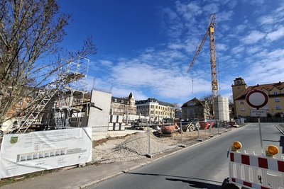Auf der Baustelle am Breitscheidplatz in Werdau wird nach der Winterpause wieder gearbeitet.