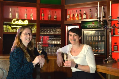 Katrin Hoyer (l.), Betriebsleiterin des Tivoli, und Andrea Tzschöckel, Mitgeschäftsführerin der Gastro Service Mittelsachsen GmbH freuen sich auf viele Gäste im Ballhaus.