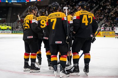 Die deutsche Eishockey-Nationalmannschaft muss auf Schützenhilfe der Ungarn hoffen.