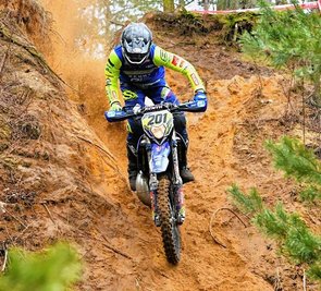 Luca Fischeder aus Geringswalde kam beim Auftakt zur Internationalen Deutschen Enduro-Meisterschaft in Tucheim trotz zweier Patzer bestens zurecht. Am Ende stand für ihn Gesamtplatz 2 zu Buche. 