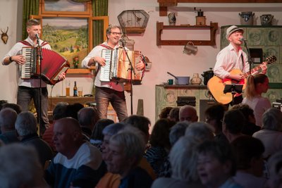 Thomas „Rups“ Unger (Mitte) spielte zusammen mit seinem Sohn Toni (rechts) und Paul Woboda vor mehr als 180 Gästen im Gasthof zum Walfisch in Zwota.