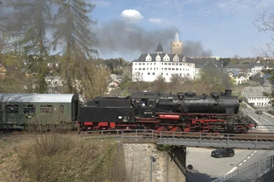 Die Erzgebirgsrundfahrt führte auch durch Zschopau. Die 58 1111 mit Schloss Wildeck im Hintergrund.