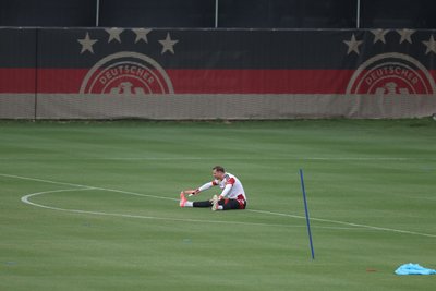 Im Training tastet sich Neuer an die WM-Form heran. 