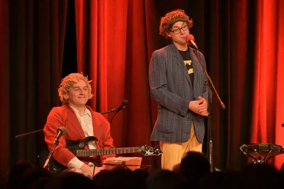 Das Komiker-Duo „Zärtlichkeiten mit Freunden“ - Stefan Schramm (l.) und Christoph Walther (r.) ist in Schneeberg aufgetreten.