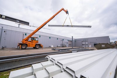 Im Zuge der Investition entstehen auch ein weiteres Bürogebäude und eine neue Fertigungshalle.