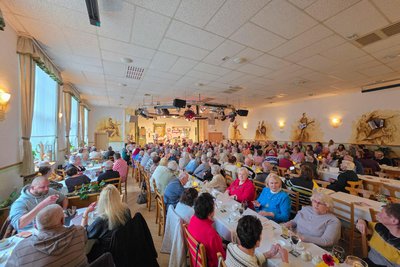 Der Saal im Gasthof zum Walfisch in Zwota war beim Konzert von Thomas „Rups“ Unger und seiner Rups-Gang so gut wie ausverkauft.