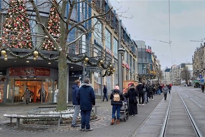 Auf der Plauener Bahnhofstraße bildete sich am Montag eine lange Schlange - die Warten wollten einen Schnelltest in den Kolonnaden machen.