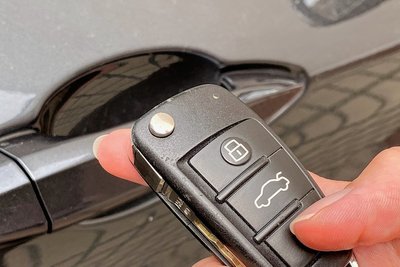 Heutige Autoschlüssel öffnen das Fahrzeug via Funksignal - mit dem Keyless-System benötigt man nicht mal mehr einen Schlüssel.