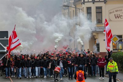Zum dritten Mal marschierten die Fans gemeinsam zum Stadion.
