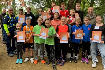 Diese Mädchen und Jungen nahmen stellvertretend für ihre Schulen die Ehrungen aus den Händen von Ute Keßler (hinten links) und Mike Franke (hinten rechts) entgegen.
