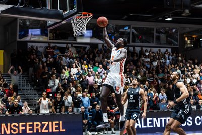 AMADOU SOW: Starker Start des „Hightower“, aber schnell mit zwei Fouls belastet und deshalb lange auf der Bank. Kam danach nicht mehr in seinen Rhythmus. Note: 3.