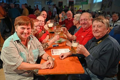150 Faschingsfans zelebrierten den Auftakt, darunter auch Claus Böhme, 35 Jahre Vorsitzender. (2.v.r.)
