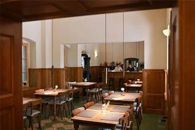 Das Café verströmt im Inneren auch dank der Wandvertäfelung aus Holz, den Fliesen und dem Mobiliar den Charme längst vergangener Tage.