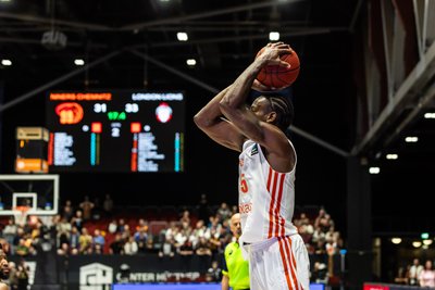 TY BREWER: Noch immer auf der Suche nach seiner Rolle im Team. Defensiv mit seinen schnellen Händen und seinem Stellungsspiel nach wie vor sehr wichtig, aber offensiv oft zu fahrig. Feuert immer wieder aus der Distanz drauf, das aber zu oft zu schnell und leider auch zu oft zu ungenau. Note: 3.