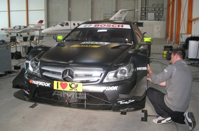 Boxenstopp im Hangar des Flughafens Hof-Plauen: In ihm wertet das AGM-Team die Daten der Test-fahrten aus und grübelt über Verbesserungen nach.  