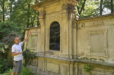 Friedhofsmeister Matthias Häschel erklärt, wo Schmuckelemente erneuert werden müssen. 