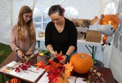 Doreen Grotzsch und Tochter Mariella (11) hatte viele Ideen für herbstliche Bastelarbeiten im Gepäck.