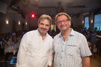 Musiker Thomas „Rups“ Unger (links) und René Goram vom Gasthof zum Walfisch in Zwota. Beide pflegen seit einigen Jahren engen freundschaftlichen Kontakt.