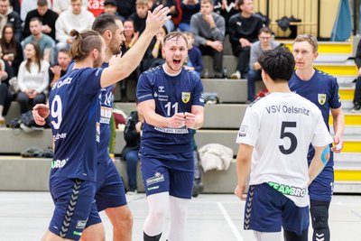 Die Oelsnitzer um Jonas Krug (Mitte) hatten beim 3:0-Sieg gegen Zschopau viel Grund zum jubeln.