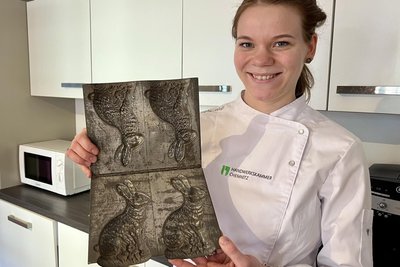 Sophia Wolf präsentiert voller Vorfreude und Stolz eine von ihr erworbene historische Hasenform.