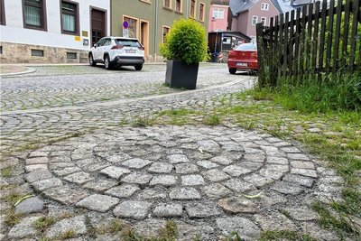 Nun gepflastert: Ehemaliger Standort der Litfaßsäule an der Erlaer Straße in der Altstadt von Schwarzenberg.